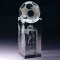 Kristall-Fußball mit einem 3D-Lasergravur Fußballer im Inneren des Würfels Kristall Basis