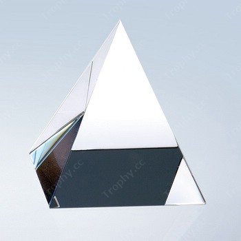 leere optischen Kristall Pyramide